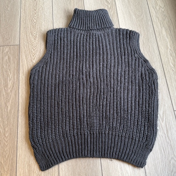 H&M Sweaters - H&M Gray Knit Sleeveless Tunic